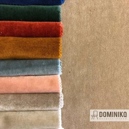 Velours stoffen in verschillende kleuren, ideaal voor luxe en elegante woonruimtes. Tijdloze en zijdezachte textuur van Dominikq