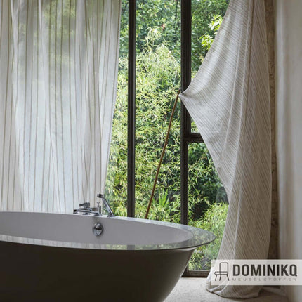 Lichtdoorlatende gordijnstoffen bij een bad, laat natuurlijk licht binnen en biedt privacy, elegante en verfijnde sfeer.