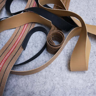 Singelbanden in verschillende materialen en kwaliteiten. Snelle levering, betrouwbaar advies en goede service. Vragen? Neem gerust contact op. Gratis verzendkosten vanaf 75euro. Direct en eenvoudig online bestellen bij Dominikq Meubelstoffen.