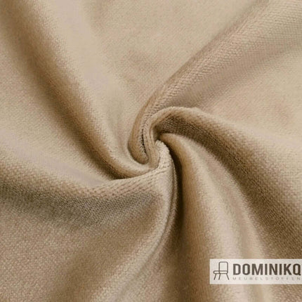 Beige fluweel stof met rijke textuur voor elegante en verfijnde interieurtoepassingen.