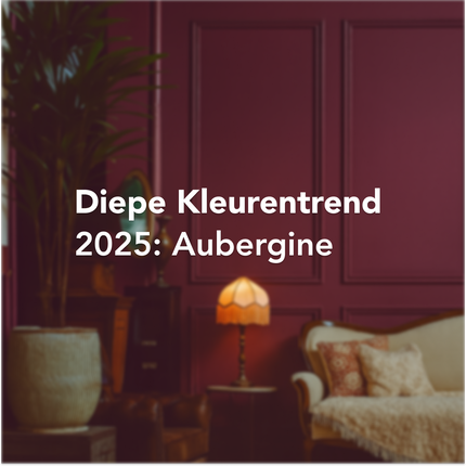 Diepe Kleurentrend 2025: Aubergine woonkamer met rijke paarse tinten en fluweelachtige stoffen.