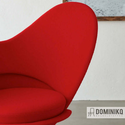 Stijlvolle rode stoel gestoffeerd met duurzame meubelstof, ideaal voor moderne interieurs en comfort.