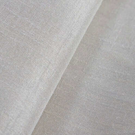 Transparante gordijnstof Solar van Kendix, De Ploeg met subtiele schittering in natuurlijke steen-tinten, elegante en tijdloze uitstraling.