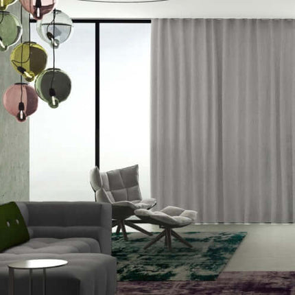 Transparante gordijnstof Solar van Kendix in een moderne woonkamer met elegante lichtinval.