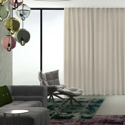 Luxe interieur met Saturn gordijnstof van De Ploeg, Kendix. Elegante uitstraling en optimale privacy in een ruime woonkamer.