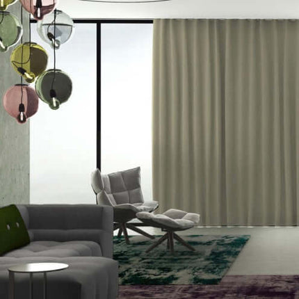 Elegante Softline gordijnstof van Kendix in modern interieur, geschikt voor grote ramen, met subtiele textuur en stijlvolle uitstraling.