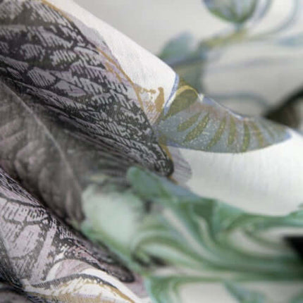 Selva-G van Kendix, luchtige botanische gordijnstof met bloemen- en bladerpatroon. Transparant, subtiel decoratief effect. Vanaf 5m, 10% korting.