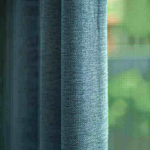 Nolin stof met unieke textuur en onregelmatige weefstructuur, gemaakt van gerecycled materiaal. Vlamvertragend en verduisterend.