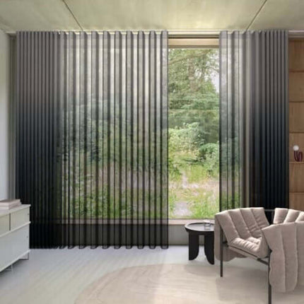 De Ploeg Kendix Topaz gordijnstof met zachte glans en kleurverloop, elegant nevelpatroon, sfeervol interieurdesign.