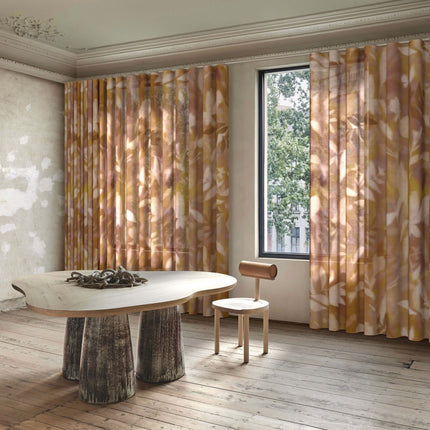 Transparante Cosima gordijnstof van De Ploeg in modern interieur, laat licht subtiel binnen voor zachte sfeer. Vanaf 5 meter 10% korting.