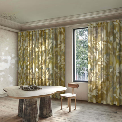 Cosima gordijnstof van De Ploeg - Kendix in een modern interieur, gemaakt van 100% vlamvertragend polyester met zachte lichtinval.