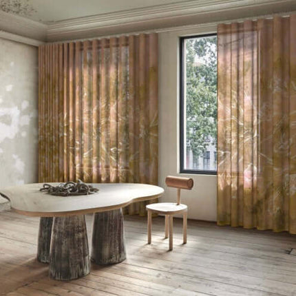 Tempesta gordijnstof door Kendix en De Ploeg met aquarel en lijntekeningen, luchtige en dromerige sfeer in lichte kamer.