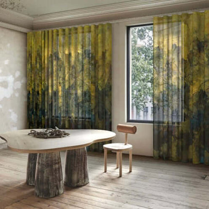 Transparante gordijnstof Tempesta van Kendix, met aquarel-design en verfijnde kleurovergangen, in lichte en dromerige kamer.