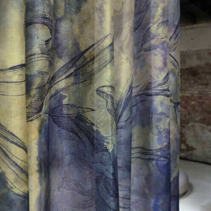 Intrigerende gordijnstof Tempesta van Kendix en De Ploeg met aquarel-achtige bewegingen en lijntekeningen, zachte textuur.