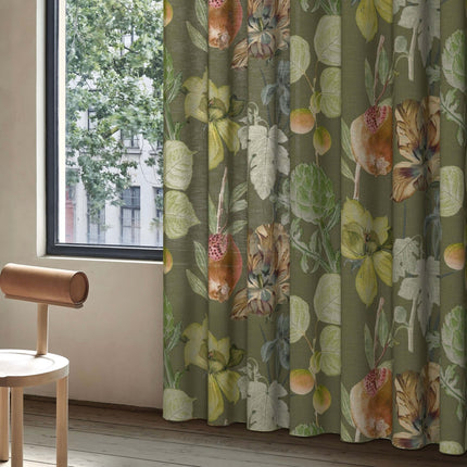 Bloemer De Ploeg gordijnstof met botanische prints van granaatappels en artisjokken op olijfgroene achtergrond, levendig en tijdloos.