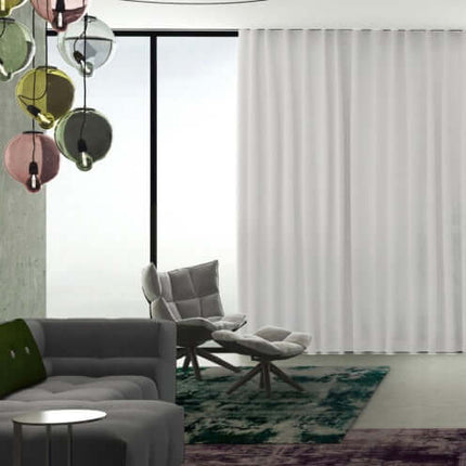 Modern interieur met semi-transparante Yoko gordijnstof van Kendix- De Ploeg, benadrukt door zacht pastelkleurig licht.