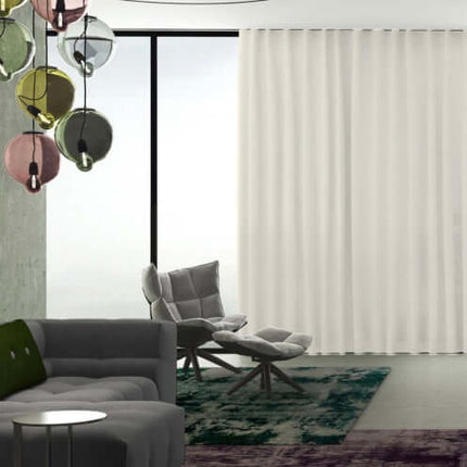 Elegante semi-transparante gordijnen van Kendix Yoko in een moderne woonkamer met zachte pasteltinten en luxe interieur.