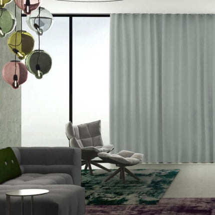 Semi-transparante gordijnstof Yoko van Kendix, De Ploeg, in een stijlvolle woonkameropstelling. Natuurlijke uitstraling, pasteltint.