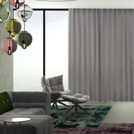 Stijlvolle woonkamer met semi-transparante Yoko gordijnen van Kendix, natuurlijke uitstraling, elegante mix van linnen en polyester.