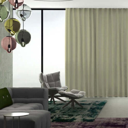 Elegant interieur met semi-transparante Yoko gordijnen van linnen en polyester in pasteltint, creëren een lichte sfeer.