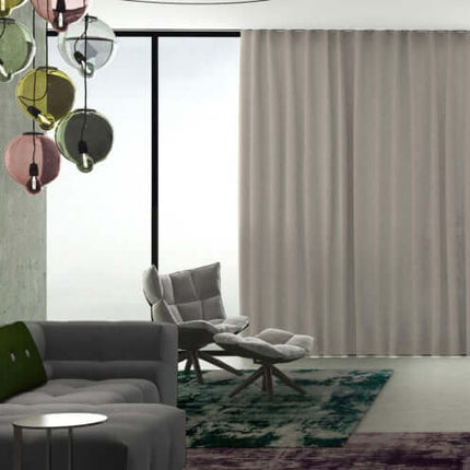 Stijlvolle woonkamer met semi-transparante Yoko gordijnstof van Kendix in zachte pastelkleuren voor een lichte, luchtige uitstraling.