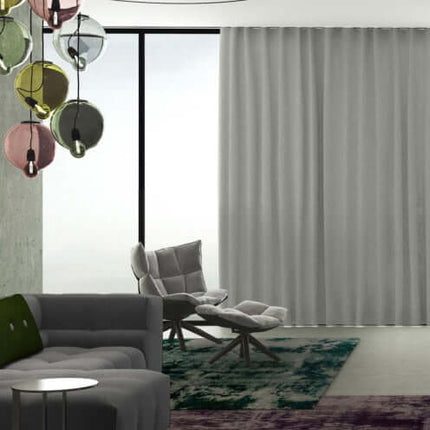 Luxe interieur met semi-transparante Yoko gordijnstof van Kendix, subtiele linnen en polyester mix voor een luchtige sfeer in de woonkamer.