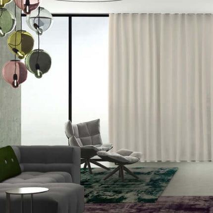 Alt Tag: Elegante Yoko gordijnstof van Kendix en De Ploeg, semi-transparant design in moderne woonkamer met veel lichtinval.