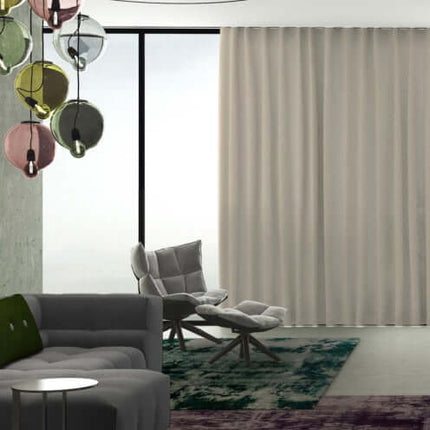 Subtiele semi-transparante Yoko gordijnstof van Kendix en De Ploeg, linnen en polyester, elegante uitstraling voor lichte interieurs.