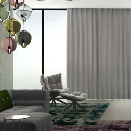 Stijlvolle woonkamer met semi-transparante Yoko gordijnen van De Ploeg in zachte pasteltinten, perfect voor een luchtige sfeer.