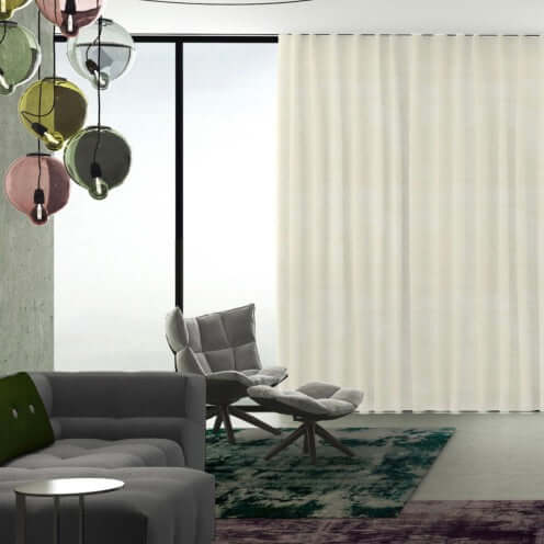 Modern interieur met Kendix linnen gordijnen in neutrale kleur, naast eigentijdse meubels en kleurrijke hanglampen.