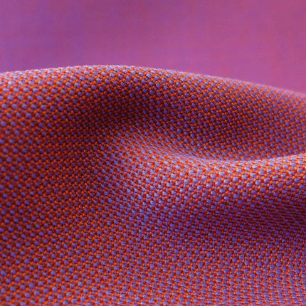 Rohi - Topia - 01735.04 Walnut meubelstof met geweven textuur, geschikt voor normaal en intensief gebruik, kleurdetails zichtbaar.