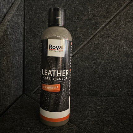 Leather Care & Color Lederwas - 250 ml by Royal Furniture, nourishing and color-restoring cream for various leather types.