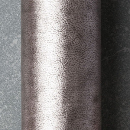 Alt Tag: Mystique kunstleer van Agua Fabrics in Atlas Pearl, duurzaam en stijlvol. Vanaf 5 meter 10% korting.