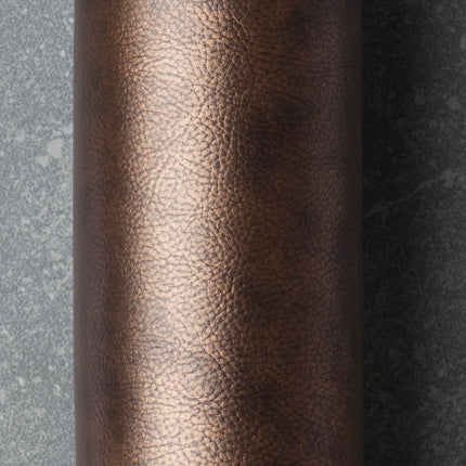 Kunstleerrol van Mystique in Atlas Copper, betoverend en duurzaam, ideaal voor interieurs. Vanaf 5 meter 10% korting mogelijk.