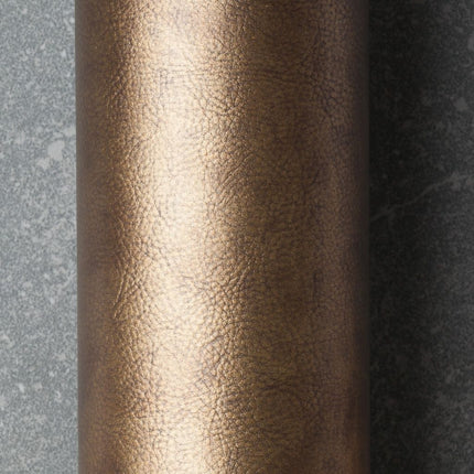 alt_tag: Mystique kunstleer in Atlas Gold van Agua Fabrics, duurzame en stijlvolle optie voor interieurs, vanaf 5 meter 10% korting.