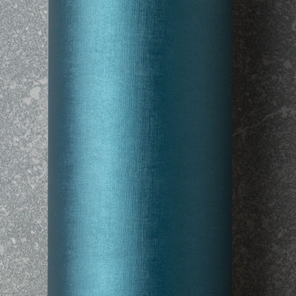 Kunstleer Mystique van Agua Fabrics in een rijke, petrolblauwe kleur. Hoge slijtvastheid en kwaliteitscertificering. Vanaf 5 meter 10% korting.