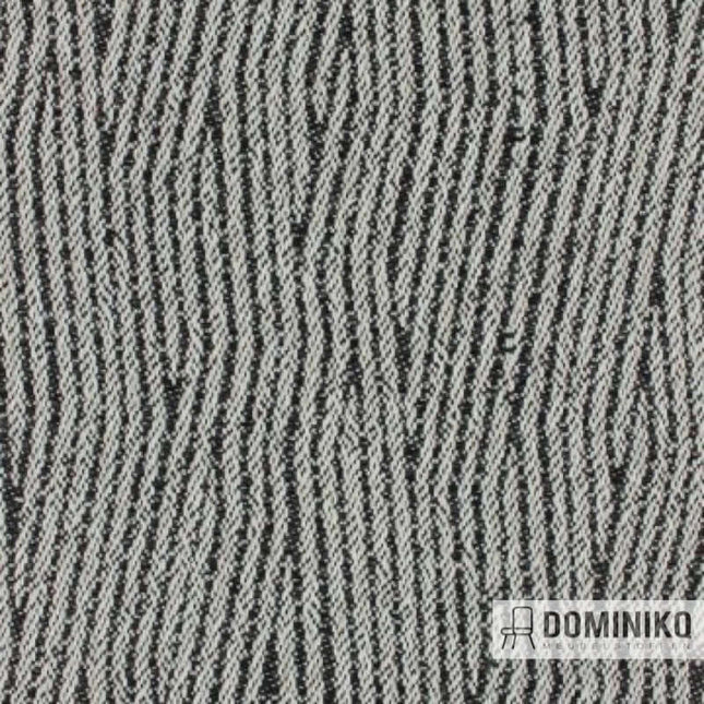 Golvend patroon van Aristide Outdoor Lepis 180 Charcoal, meubelstof met uitstraling van houtnerven geschikt voor binnen en buiten gebruik.