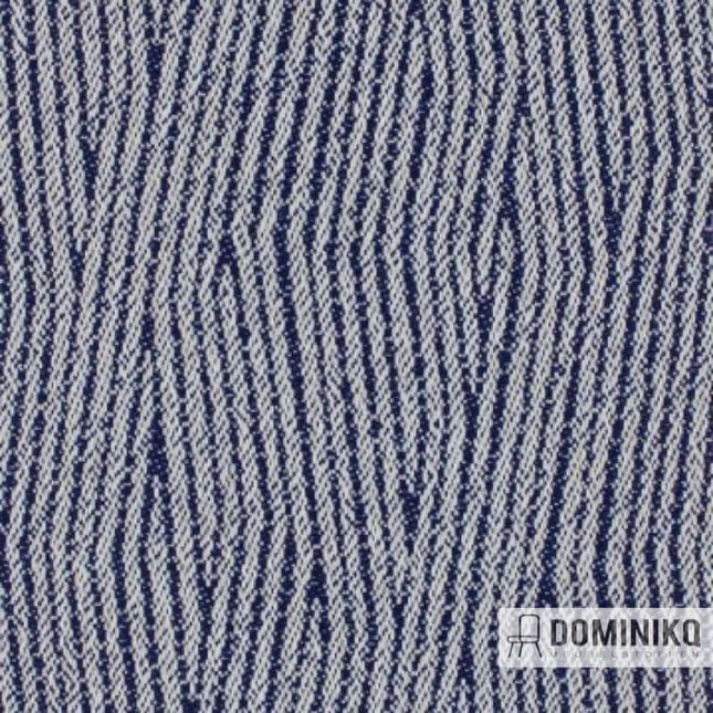 Patroon van Aristide Lepis meubelstof in jeansblauw, geschikt voor binnen en buitengebruik, met golfstructuur zoals houtnerven.