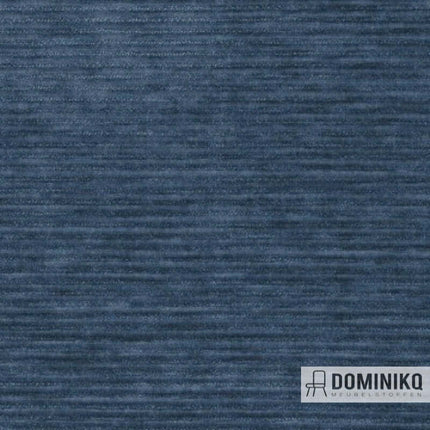 Blauwe corduroy meubelstof Aristide Luthor 710 Peacock, duurzaam en vlekbestendig, ideaal voor intensief gebruik in kantoor en thuisomgevingen.