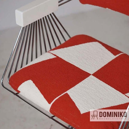 Stoel bekleed met Aristide Agape stof in helder rood-wit grafisch patroon, weefsel met bouclé-garen voor unieke textuur.