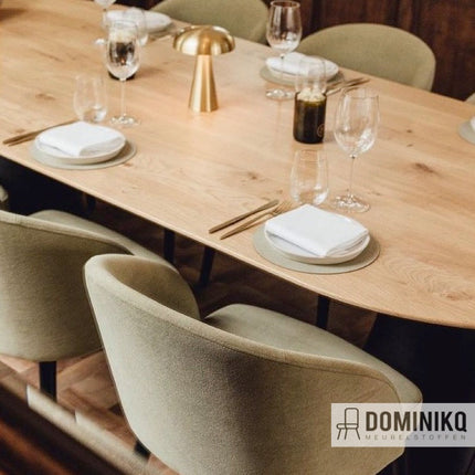 Elegante eetkamerset met groene stoelen en houten tafel met Aquaclean-technologie, ideaal voor gezinnen en openbare locaties.