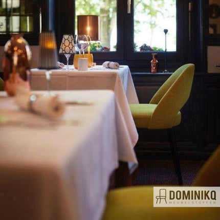 Restaurantinterieur met gele Aristide Arthur II-stoelen, Aquaclean-technologie, geschikt voor gezinnen en openbare ruimtes.