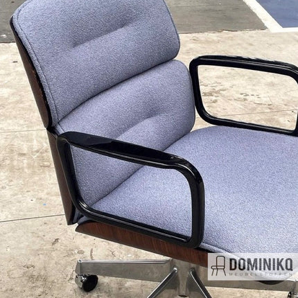 Grijze bureaustoel met bouclé bekleding en zwarte armleuningen, ideaal voor kantoorgebruik en decoratieve wooninrichting.