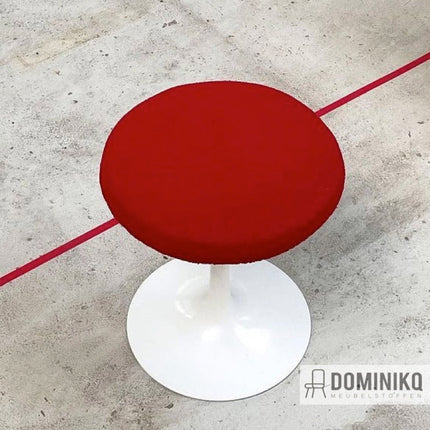 Rode kruk bekleed met Aristide Bobby bouclé stof op witte metalen voet, ideaal voor modern interieur.