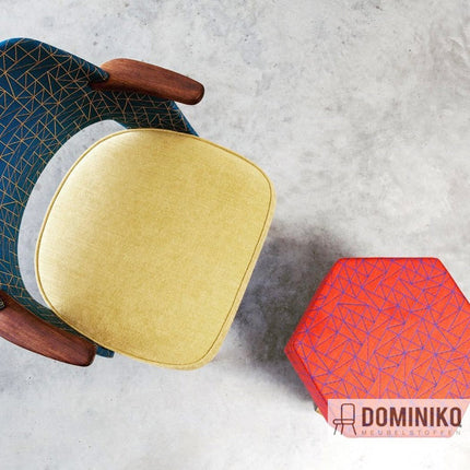 Bovenaanzicht van stoelen bekleed met Aristide Atom 430 Crimson stof, duurzaam en geschikt voor diverse sectoren.