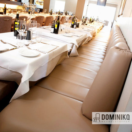 Luxe eetkamer met Aristide Cabro zitting in 18 Putty tint, gedekte tafels uitzicht, stijlvol en duurzaam kunstleer, geschikt voor horeca.