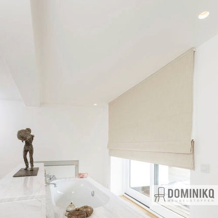 Beige Demi gordijnstof Aristide in moderne badkamer met sculptuur, stijlvolle en speelse uitstraling voor raamdecoratie.