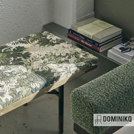 Elegante stoel bekleed met de hoogwaardige Pearl stof in een bosgroen patroon. Geschikt voor recreatie en commercieel gebruik. Vanaf 5 meter 10% korting.