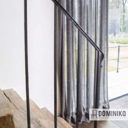Semi-transparant gordijn Hunky Dory van Aristide, polyester-linnen mix, moderne inrichting, zwart metalen trapleuning.