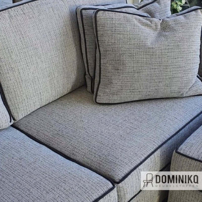 Grijze bank met subtiele wafelstructuur stof van Aristide's Leon-collectie, waaronder een comfortabel kussen met bijpassend design.